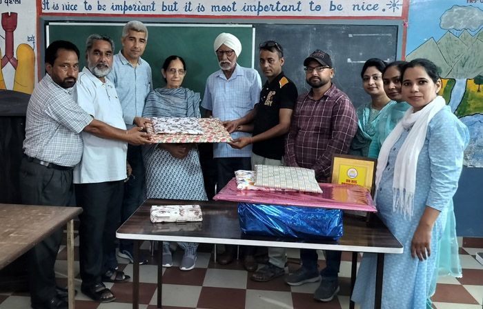 मुबारकपुर विद्यालय से प्रमोशन के बाद केंद्राध्यक्ष बने अश्वनी कुमार को दी गई विदाई पार्टी।
